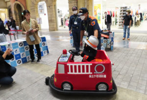 横浜市消防局によるミニ消防車で「なりきり体験」