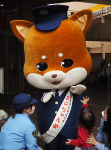 港北警察署のキャラクター「ぽのちゃん」は子どもたちに囲まれ大人気