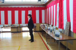 写真は27枚展示。猪子隆弘副校長も式典の進行を見守ります