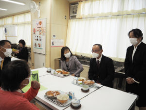 横浜市教育委員会からの来賓で教育委員の大塚ちありさんや学校運営協議会の皆さんも「記念式典」の感動を語り合いながら懐かしいタイムマシン給食を味わっていました