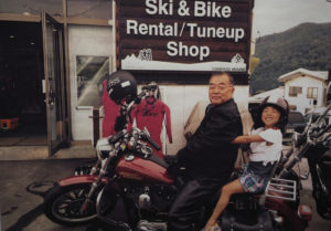 三星さんの現在の趣味は「バイク」に乗り首都圏近郊を旅すること。子どもたちや孫にも恵まれた（三星八江さん提供）