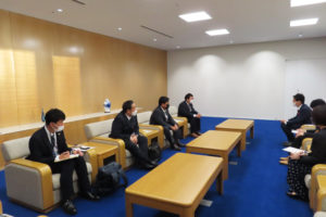 株式会社読売新聞 東京本社から販売第三部の齋藤武明次長（左から2人目） 、地域担当の万木祥平さん（最左）も同席。歓談の場が持たれた