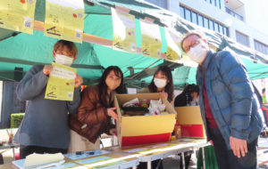  慶應大学の学生による「フードドライブ」にも多くの寄付が寄せられていた。牛島利明教授（右）も活動を激励していた