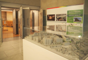 「都筑区区民文化センター（仮称）」を紹介するパネルや模型が都筑公会堂内に展示されている