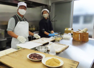 新しくなった調理場スペースで、4代目の前社長・飯山清志さんと妻の裕子（ひろこ）さん