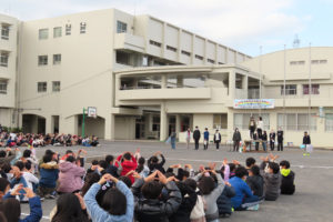 創立60周年を迎えた横浜市立下田小学校では、子どもたちの企画・司会進行による「60周年を祝う会」がおこなわれた（12月9日）
