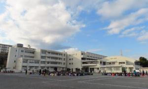 校舎の屋上（最左上）には「円形校舎」を模したモニュメントもデザインし設置されており、学校が誕生した頃の歴史を伝えている