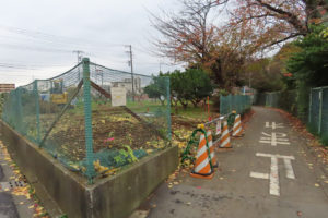 綱島東1丁目「池谷家住宅」付近に広がる生産緑地の一部を横浜市に寄贈し、新たに地上駐輪場（左）が作られることになった（12月1日）