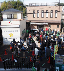 「師岡町内会餅つき大会」の開催は町内の掲示板などで告知。多くの人々が訪れた（12月11日）