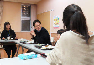 横浜市の本多由紀子シティプロモーション推進室長も同席し試食。参加者との語らいの際には笑顔も
