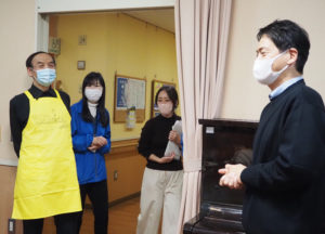 下田町在住のボランティアも「ポケモン」エプロンを着用し、市長を出迎えていた