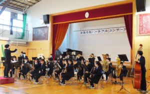 樽町中学校吹奏楽部も約30人が登場しアンコールの拍手に応えていた