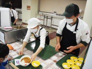 学生食堂「グリーンズマルシェ」所長の細谷正倫さん（右）は30年以上慶應日吉の学生たちの「食」を支えてきた