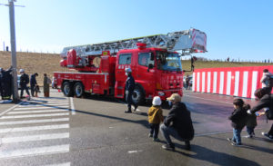 この日は46台（二輪車含む）の消防車両が登場。公式ではないものの「展示」されていた車両に子どもたちも大喜び。多くの家族連れが来場していました