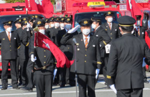 開始前にこの日参加している消防団員数、車両数と小型ポンプ数を、各分団長から鈴木基祥副団長に報告