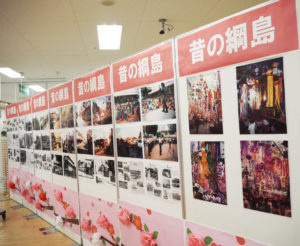 イトーヨーカドー綱島店で“延長”実施されている「昔の綱島」写真・資料展。桃の花をイメージしたかのアレンジでパネルを飾っていた（1月20日）
