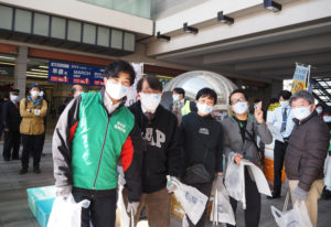 今回のキャンペーンオリジナルの「I Love（ハートマーク）Clean Yokohama」と描かれたマスクが用意され配布されました