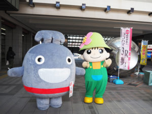 日吉駅の有名スポット「銀玉（ぎんたま・ぎんだま）」こと虚球自像（こきゅうじぞう）横で多くの来街者の撮影リクエストに応じていました
