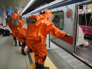 【訓練】防護服に身を纏（まと）い綱島消防出張所の特別高度救助部隊が到着
