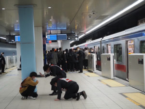 【訓練】東急電鉄の社員約70人が「エキストラ」の乗客役として参加