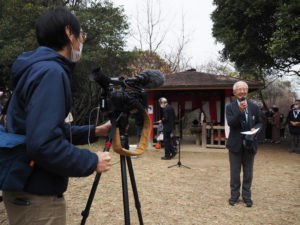 同実行委員会代表の飯田助知さんが“笑顔”であいさつ。「港北ふるさとテレビ局」による撮影も行われていました