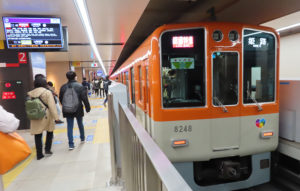 阪神電車・大阪梅田駅では「センバツ」ヘッドマーク付きの電車が出迎えてくれました