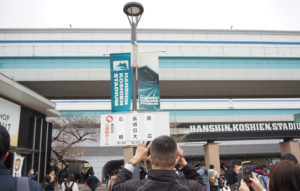 甲子園駅に到着。3塁側だと案内する看板も。「慶應」を応援する人々が多く来場し写真撮影していました