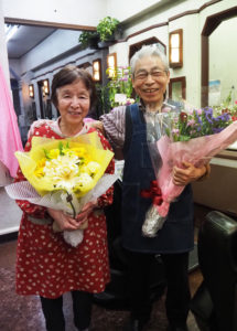「53年間」走り切ったかの笑顔に包まれていた池田さん、よし子さん夫妻。これからもこの「地域」で暮らしていくという