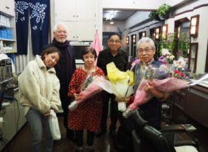斉藤さんの娘・愛さんも別れを惜しみ来店、お世話になったという二人を激励していた