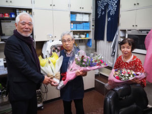 箕輪町商工会を代表して「（出張先の）韓国から戻ったばかり」だという文岡会長から黄色い花束を贈呈