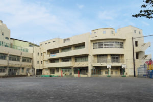 今年創立50周年を迎えた横浜市立矢上小学校（4月14日）