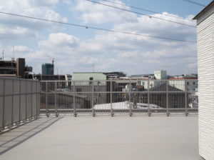屋上の園庭からは新綱島に新たに完成するタワーマンションも見ることができた