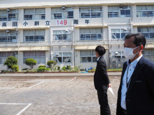 横浜F・マリノスの地域連携を支えてきた佐々木伸一さんが、若手営業担当の鈴木有さんとともに来校。「5年ぶりに小学校に来ました」と懐かしそうな表情を浮かべていました