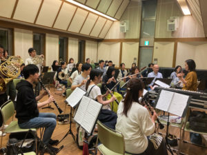 団員の半数以上は横浜市内在勤や在住者。“ホーム”といえる「港北公会堂」での第1回定期演奏会の開催に向けて練習にも熱が入る（5月20日、同団提供）