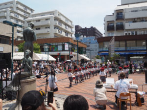 元々は神奈川県警による「こども110番」のアピールのため子どもたちに参加してもらったという。街を彩るはずの磁器タイルが逆に子どもたちに暑さをもたらすことになってしまっていた（同）