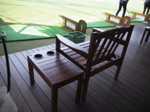 新たに打席のマットやゴルフボールも総入れ替え。ゴルフボールを自動でセットする「セミオートティアップ機」も全座席に完備した