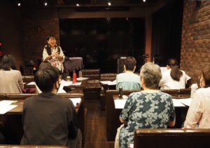 講師はプロのジャズシンガー・河原厚子さんが担当。20代から80代まで世代を越えて集う、日吉の地域に密着した合唱団としての活動を行う（5月11日）