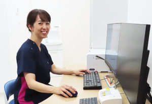 副院長の藤崎さんは横浜市立大学を卒業。数少ないといわれる女性の整形外科医として地元・横浜や川崎で勤務を経験。出身地の日吉で開業することになった
