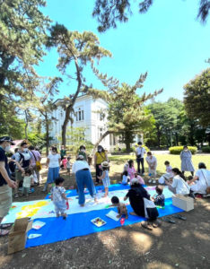 絵の具で描く屋外企画の様子（過去開催時、大倉山ミエルのFacebookページ）