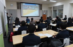 シュウペイさんの「後輩」高田中学校の3年生は、昨年（2022年）慶應義塾大学大学院システムデザイン・マネジメント研究科（SDM研究科）との「地域の防災を『システム×デザイン』する」成果発表会も行った（同大学日吉キャンパス、11月28日）