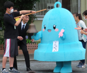 日吉台小学校に初登場した創立150周年記念キャラクター「ぶんかちゃん」の等身大着ぐるみ。その愛らしさに子どもたちからは大きな歓声が上がっていた（6月23日）