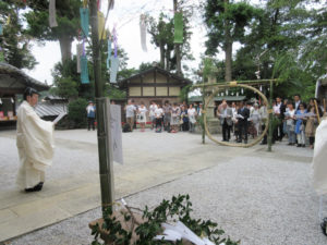 師岡熊野神社の夏の神事「夏越の大祓」挙行の様子（2015年6月、同神社提供）