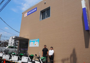 園を担当する高橋憂貴さん（左）と井上さん。仮店舗での営業はしばらく続く予定