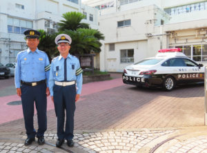 加藤署長（左）と相沢さん。パトカーを使ってのパトロールも実施した