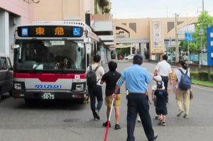 東急バスを特別に手配し児童と保護者の送迎にあたった（トレッサ横浜）