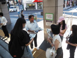 日吉駅前では早くも読売新聞社の「号外」が配られていた（15時頃）