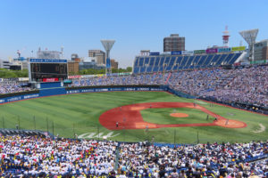 平日の昼間にもかかわらず2万7000人の入場客数で賑わった高校野球神奈川大会の決勝戦。内野の前売り券や三塁側内野席券は売り切れ外野まで開放されていた（7月26日）