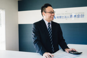 中小企業診断士の佐藤一成さんも「横浜経理サポートセンター」で活躍。専門的な知識を要する医療分野にも精通、 細やかに要望を伺っているとのこと（税理士法人青木会計提供）