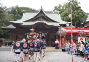 師岡熊野神社の創建1300年に向けて、今年は「千三百年祭奉祝行事祭礼委員会」により祭礼が行われる（2022年開催時）