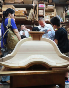 中台製作所では社長の中䑓（中台）洋さんが、師岡熊野神社の建物の特長に似せて新しい神輿を作っていると説明。完成・引き渡しは来年春を予定しているとのこと（7月22日）